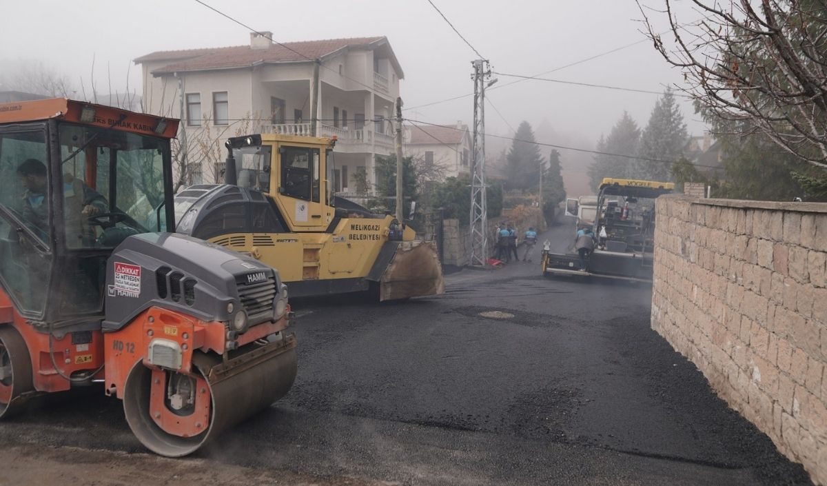 Melikgazi’de Sıcak Asfalt Ve Yol Yapım Çalışmaları Tamamlandı. Hisarcık Mahallesi’nde 1,5 Km’lik Yol Nasıl Yenilendi Kaç Ton Asfalt Döküldü Başkan Palancıoğlu Hangi Açıklamayı Yaptı Tüm Detaylar D (4)