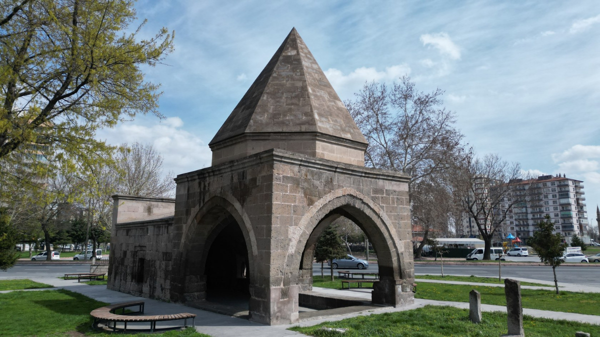 Melikgazi’de Yapılan Restorasyon Çalışmalarıyla Ilçenin Tarihi Ve Kültürel Kimliğini Korunmayı Amaçladıklarını Söyleyen Melikgazi Belediye Başkanı Doç. Dr. Mustafa Palancıoğlu (1)