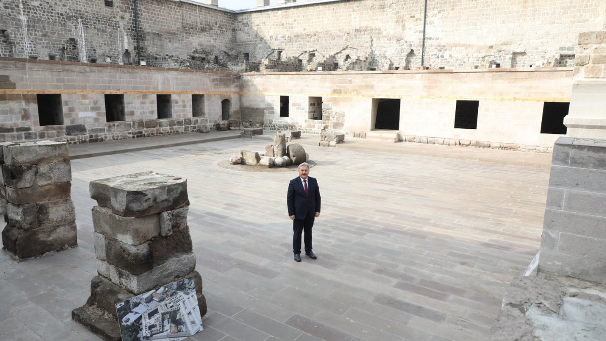 Melikgazi’de Yapılan Restorasyon Çalışmalarıyla Ilçenin Tarihi Ve Kültürel Kimliğini Korunmayı Amaçladıklarını Söyleyen Melikgazi Belediye Başkanı Doç. Dr. Mustafa Palancıoğlu (10)