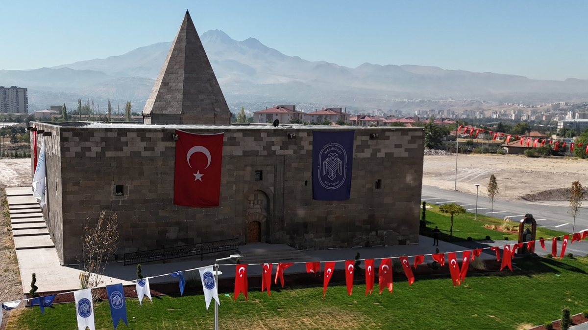 Melikgazi’de Yapılan Restorasyon Çalışmalarıyla Ilçenin Tarihi Ve Kültürel Kimliğini Korunmayı Amaçladıklarını Söyleyen Melikgazi Belediye Başkanı Doç. Dr. Mustafa Palancıoğlu (7)