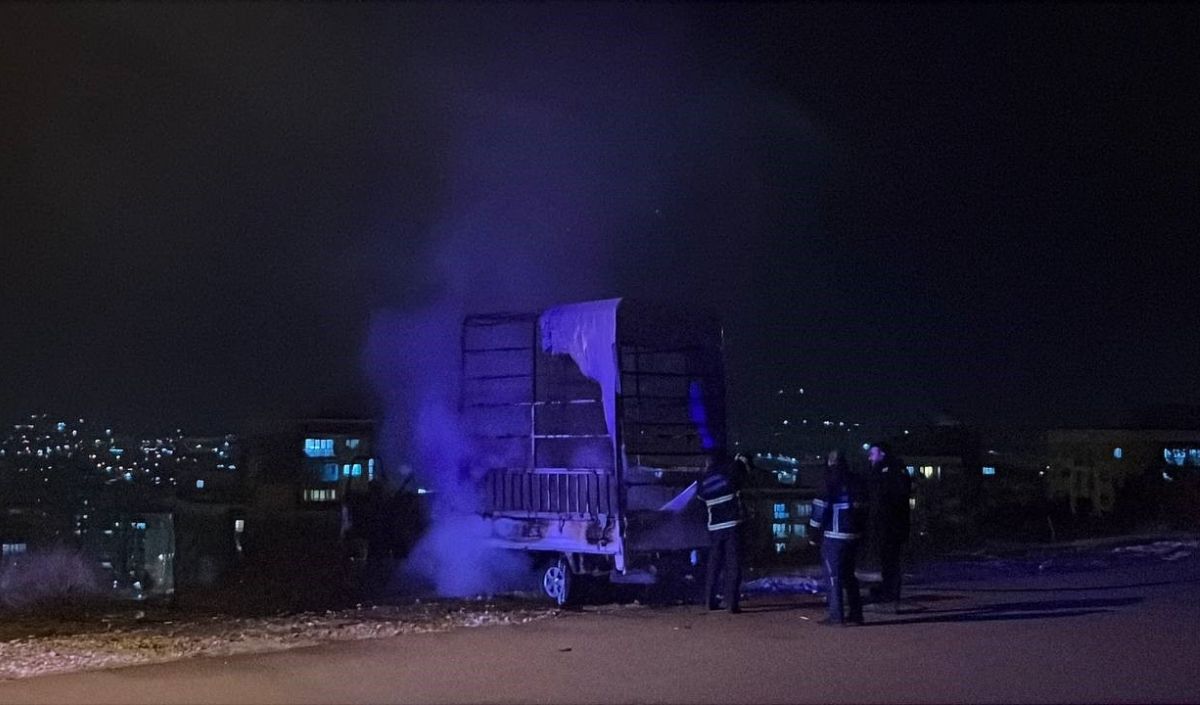 Niğde’de Park Halindeki Kamyonette Yangın Çıktı Niğde’de Gece Saatlerinde Park Halinde Bulunan Bir Kamyonette Çıkan Yangın Paniğe Neden Oldu. Kısa Sürede Olay Yerine Gelen Itfaiye Ekipleri Alevle (1)