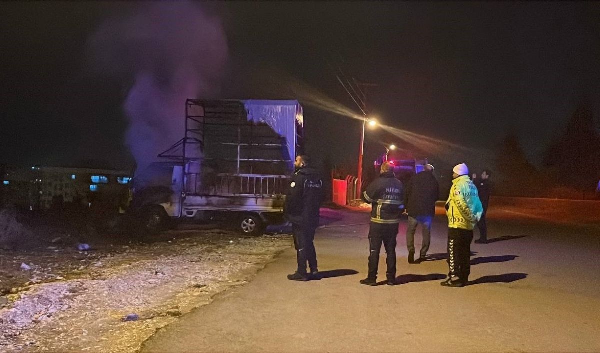 Niğde’de Park Halindeki Kamyonette Yangın Çıktı Niğde’de Gece Saatlerinde Park Halinde Bulunan Bir Kamyonette Çıkan Yangın Paniğe Neden Oldu. Kısa Sürede Olay Yerine Gelen Itfaiye Ekipleri Alevle