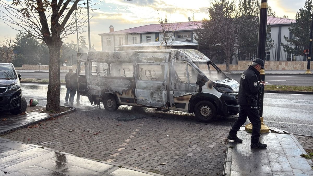 Okul Servisi Küle Döndü, Sürücüsü Çaresizce Izledi (1)