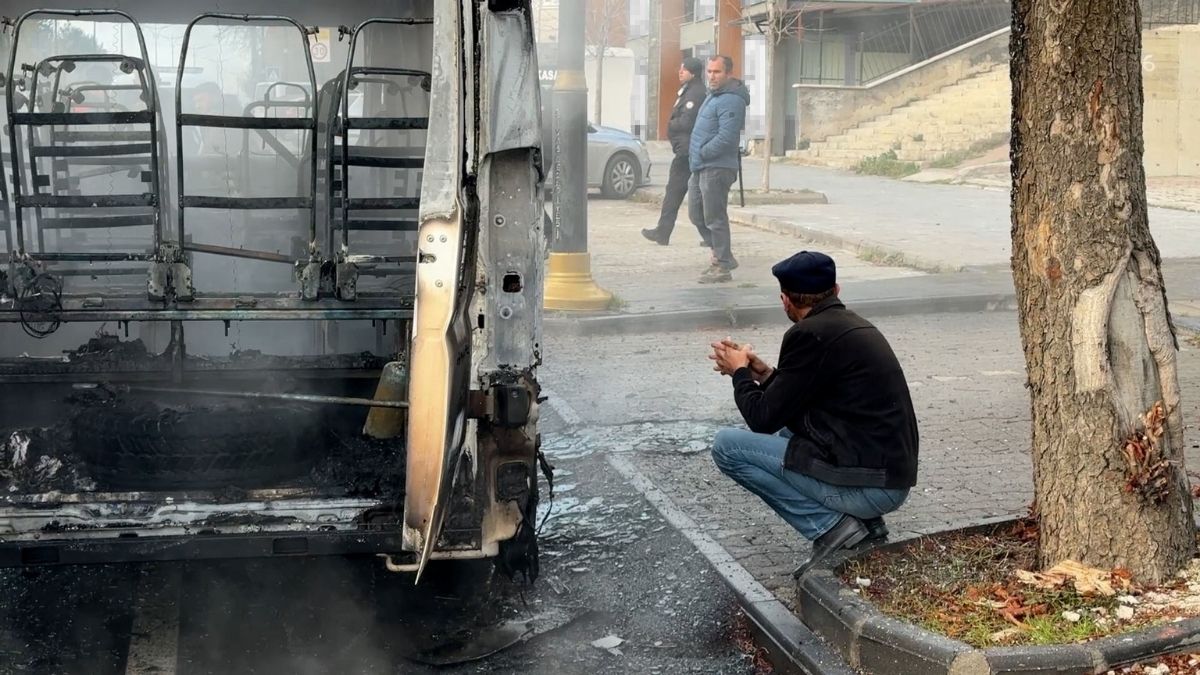 Okul Servisi Küle Döndü, Sürücüsü Çaresizce Izledi (2)