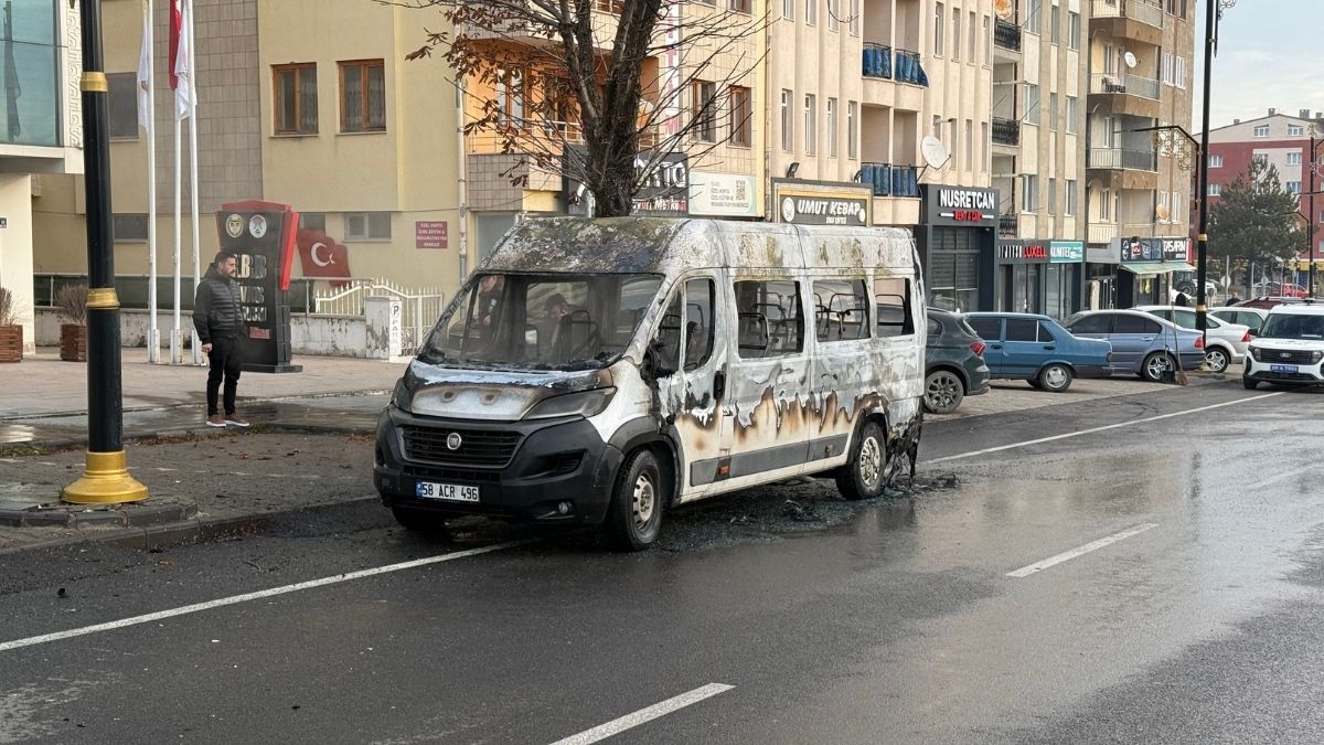 Okul Servisi Küle Döndü, Sürücüsü Çaresizce Izledi