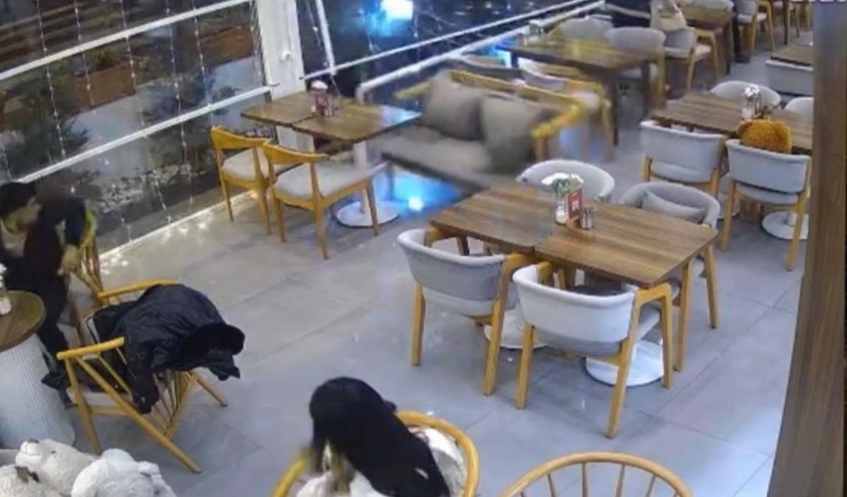 Otomobil Kafeye Uçtu (2)