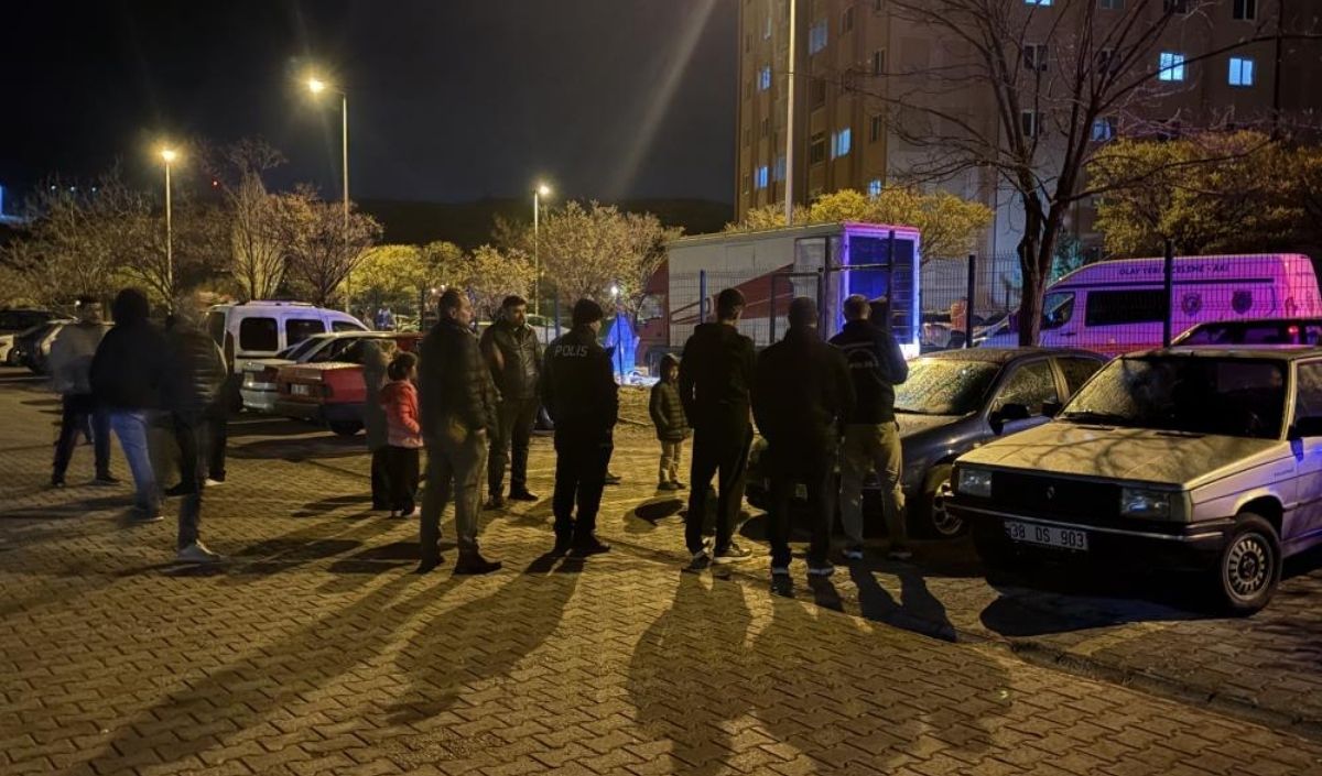 Otoparktaki Lastikleri Kestiler (1)