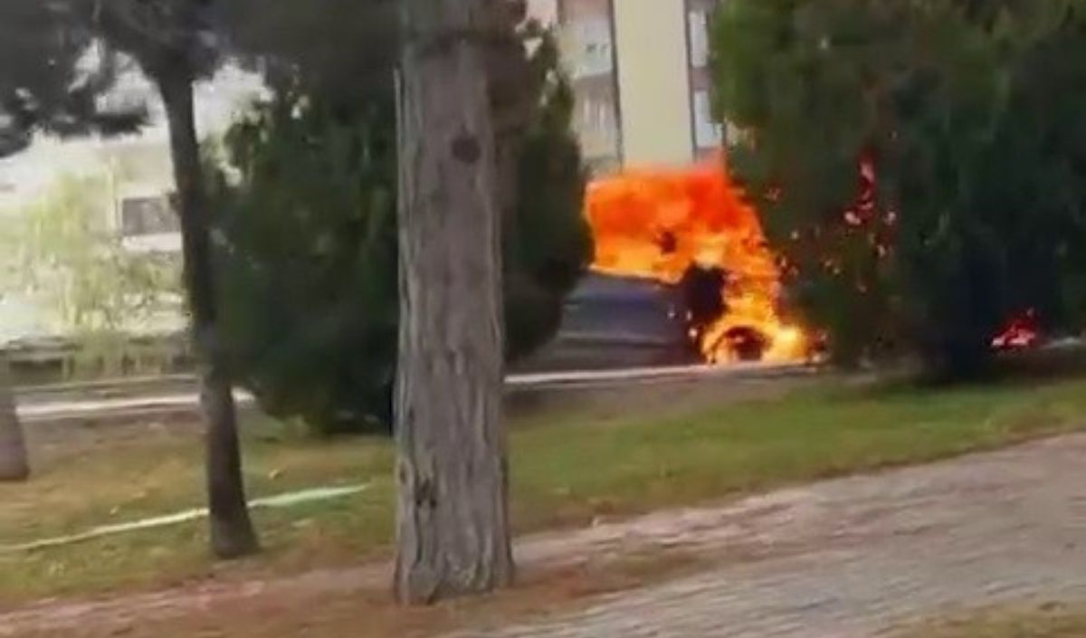 Sivas’ta Araç Alev Topuna Döndü Otomobil Kullanılmaz Hale Geldi (1)