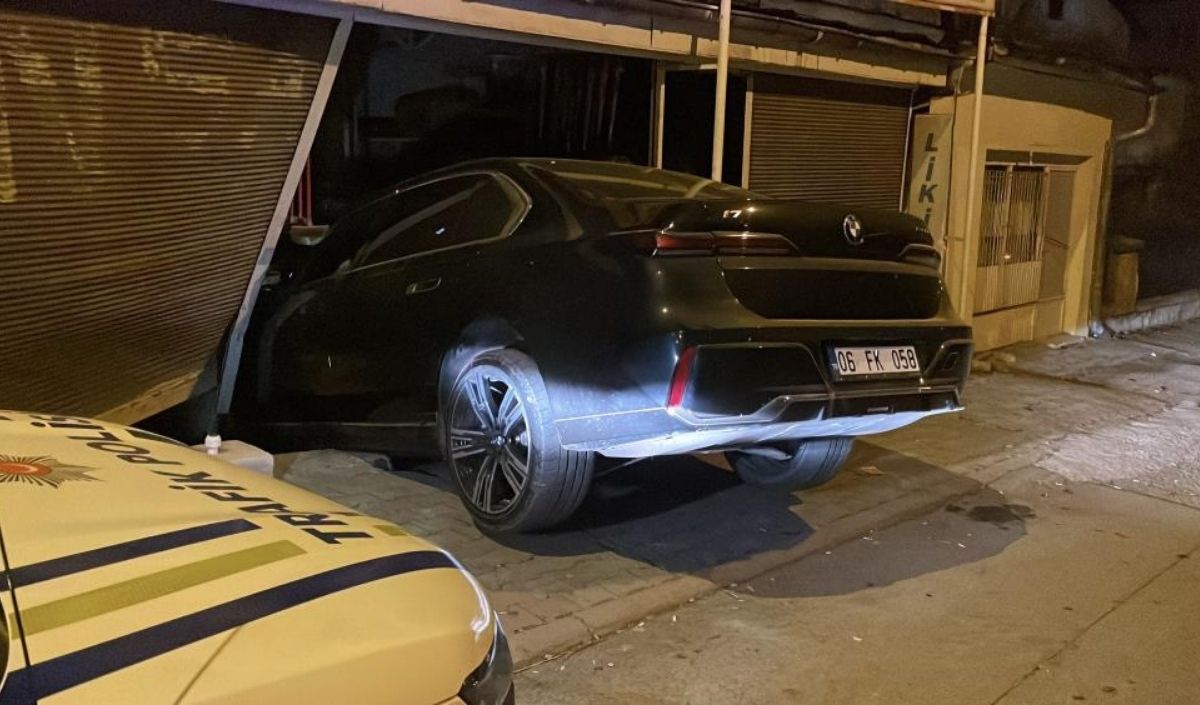 Sivas’ta Fren Yerine Gaza Basan Sürücü Markete Girdi (1)