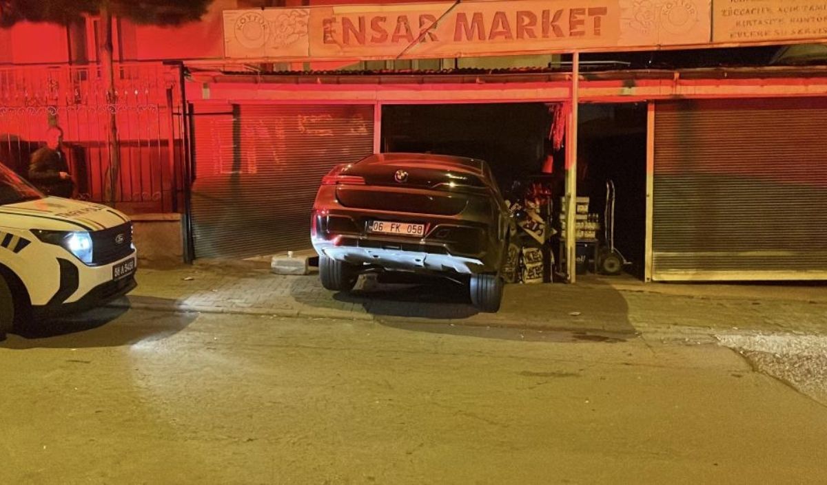 Sivas’ta Fren Yerine Gaza Basan Sürücü Markete Girdi (2)