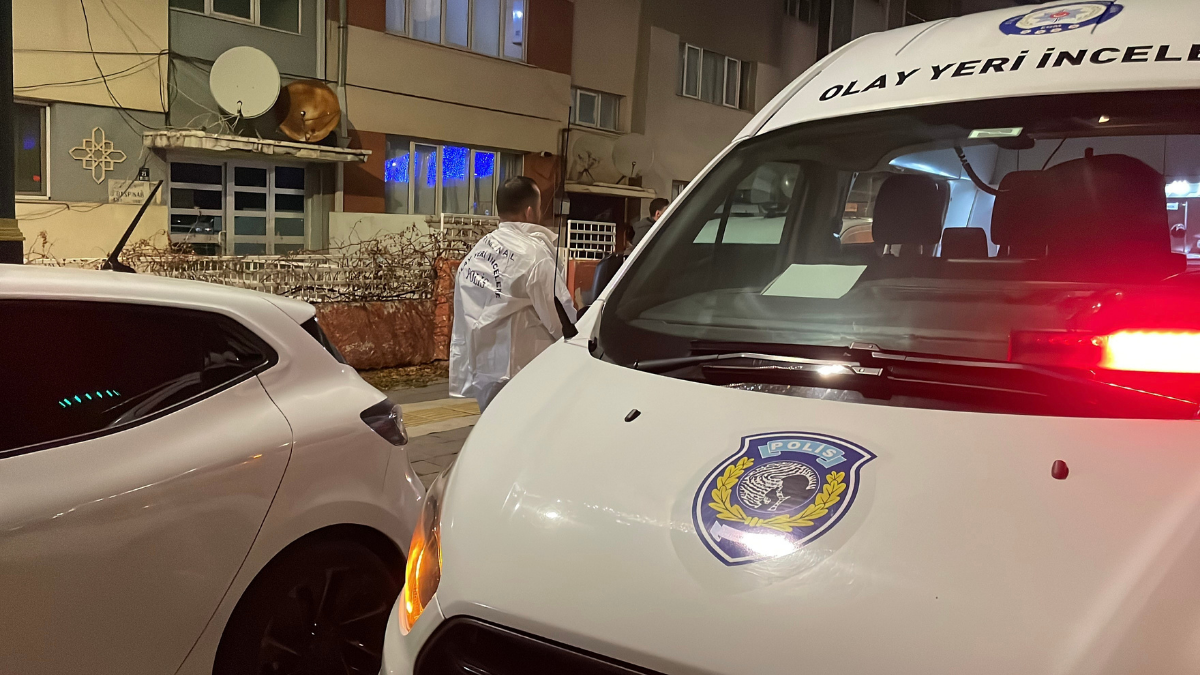 Sivas’ta Kardeş Cinayeti Tartışma Can Aldı Aynı Evde Yaşayan Kardeşlerin Tartışması Acıyla Bitti Sivas’ta Gece Saatlerinde Yaşanan Olay, Şehirde Büyük Üzüntüye Neden Oldu. Aynı Evde Yaşayan Iki K (2)