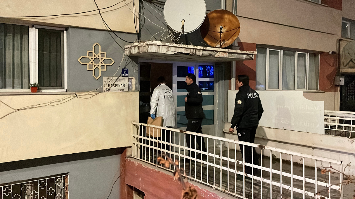 Sivas’ta Kardeş Cinayeti Tartışma Can Aldı Aynı Evde Yaşayan Kardeşlerin Tartışması Acıyla Bitti Sivas’ta Gece Saatlerinde Yaşanan Olay, Şehirde Büyük Üzüntüye Neden Oldu. Aynı Evde Yaşayan Iki K (4)