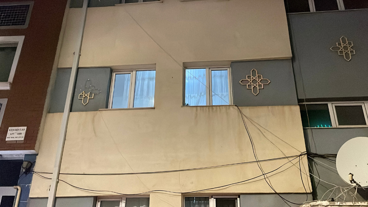 Sivas’ta Kardeş Cinayeti Tartışma Can Aldı Aynı Evde Yaşayan Kardeşlerin Tartışması Acıyla Bitti Sivas’ta Gece Saatlerinde Yaşanan Olay, Şehirde Büyük Üzüntüye Neden Oldu. Aynı Evde Yaşayan Iki K (5)