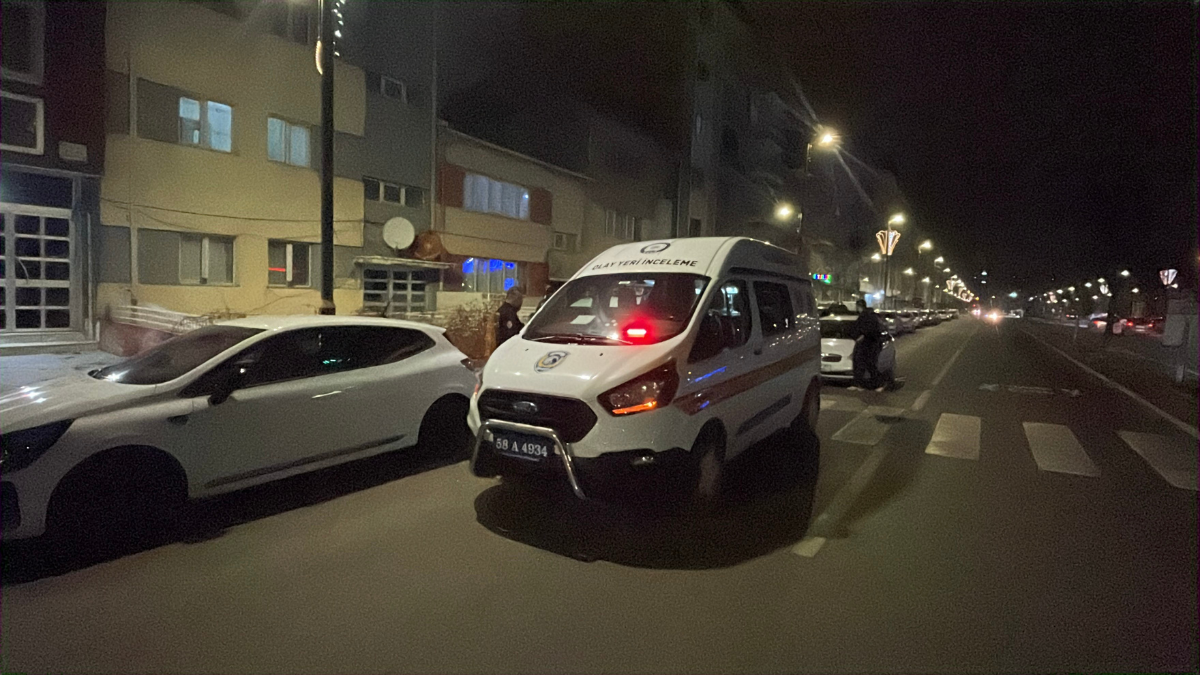 Sivas’ta Kardeş Cinayeti Tartışma Can Aldı Aynı Evde Yaşayan Kardeşlerin Tartışması Acıyla Bitti Sivas’ta Gece Saatlerinde Yaşanan Olay, Şehirde Büyük Üzüntüye Neden Oldu. Aynı Evde Yaşayan Iki K