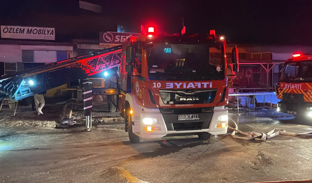 Sivas’ta Mobilya İmalathanesinde Yangın Paniği (2)