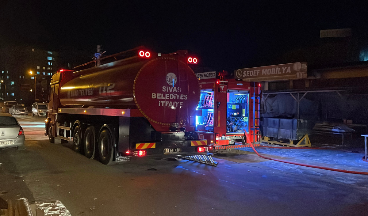 Sivas’ta Mobilya İmalathanesinde Yangın Paniği (3)