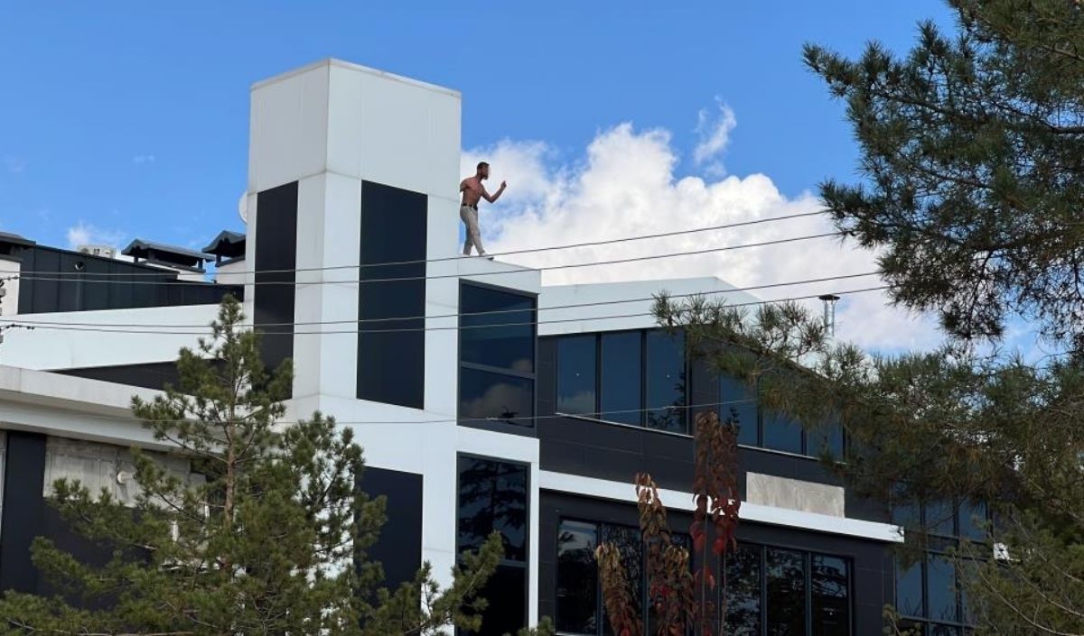 Yarı Çıplak Şekilde Çatıya Çıktı! 430 Bin Lira Için 3 Saat Direndi (1)