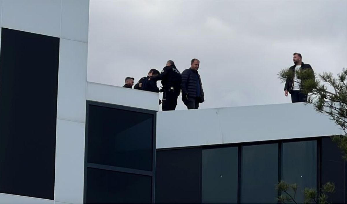 Yarı Çıplak Şekilde Çatıya Çıktı! 430 Bin Lira Için 3 Saat Direndi (2)