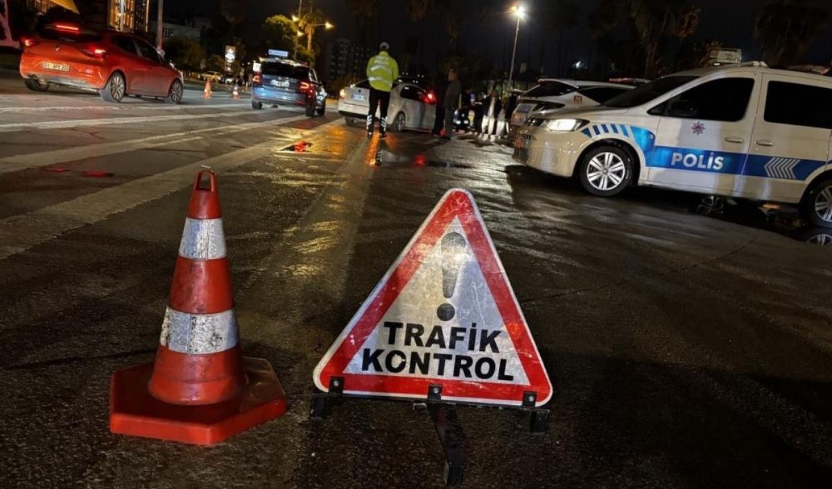 Adana’da Alkollü Kadın Sürücü Gazeteciye Saldırdı! (1)