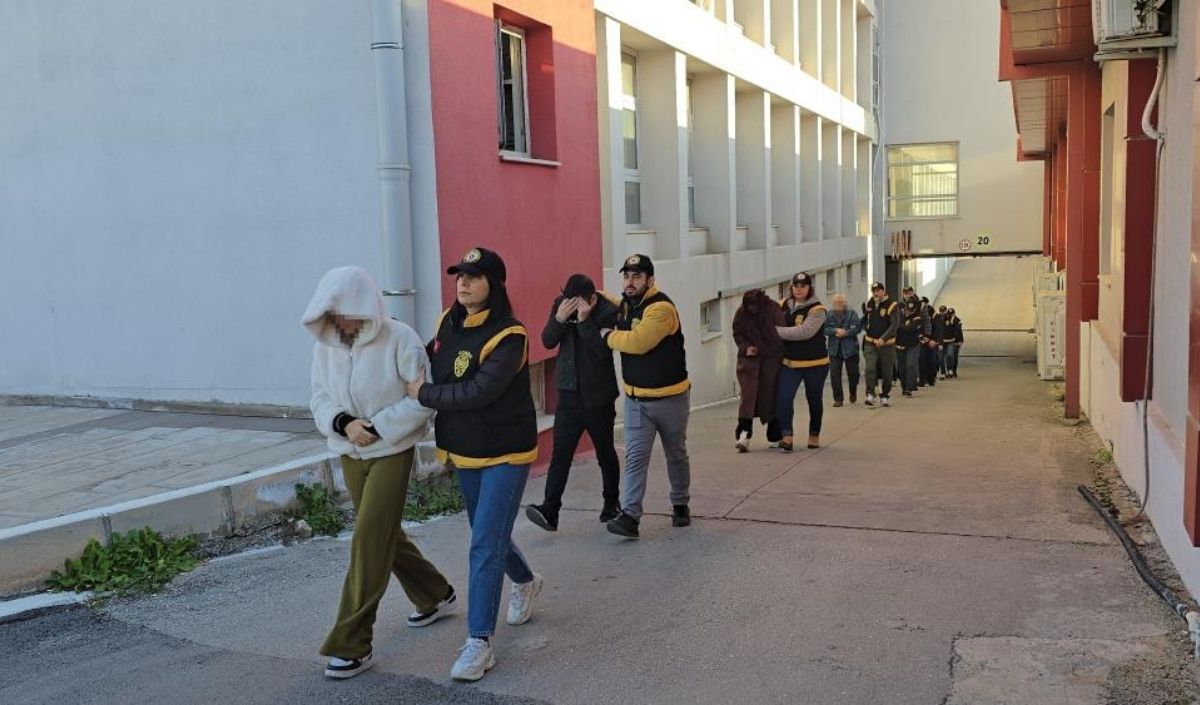 Adana’da Masaj Salonlarına Operasyon! 14 Kişi Tutuklandı (1)-1