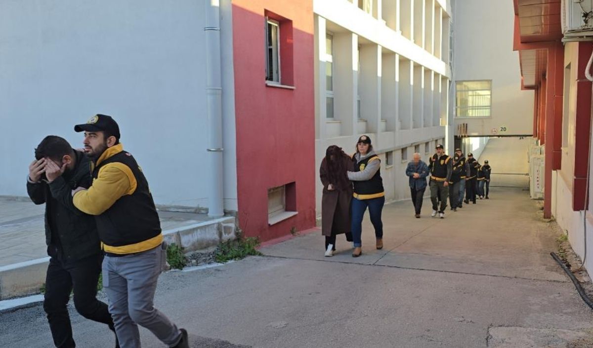 Adana’da Masaj Salonlarına Operasyon! 14 Kişi Tutuklandı (2)