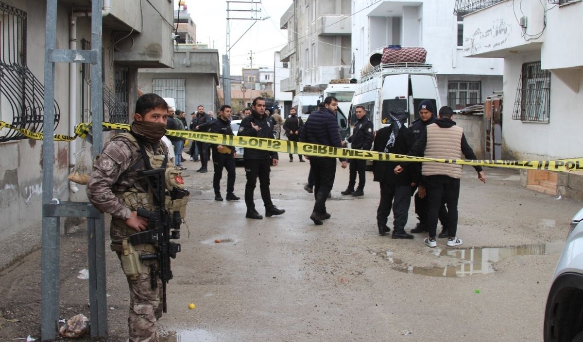 Adana’da Sokak Ortasında Silahlı Kavga! 1 Ölü 5 Yaralı (3)