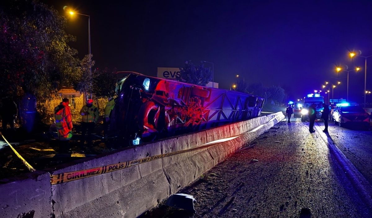 Adana’da Yolcu Otobüsü Devrildi! 8 Kişi Yaralandı (2)