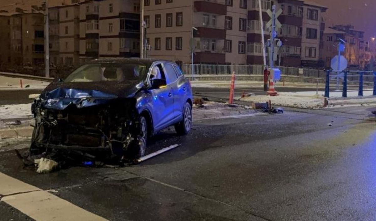 Araç Trene Çarptı (1)