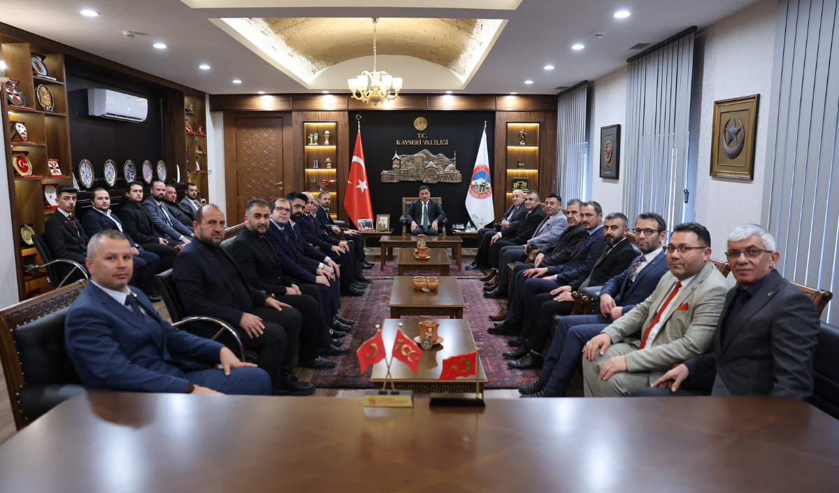 Atm’den Para Çeker Çekmez Ayrılan Yandı! Kayseri’de 15 Saniyelik Büyük Tehlike Buna Uygun Görsel Oluştur Yazısız Atmye Arkasını Dönmüş Erkek Olabilir Yüzü Gözükmesin (4)