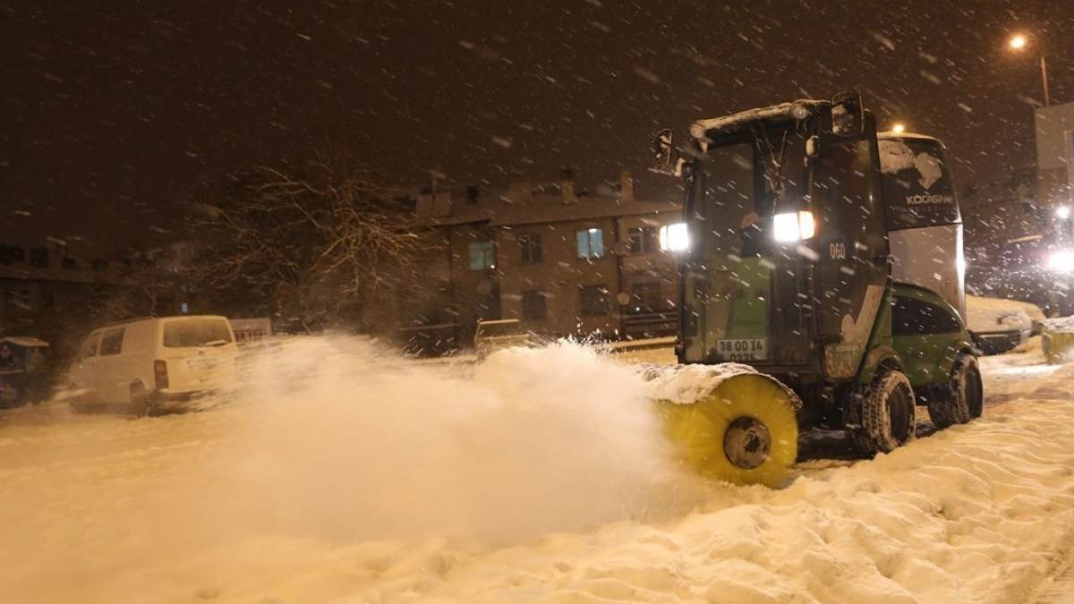 Başkan Çolakbayrakdar, Kocasinan'da 'Ekipler 3 Vardiya 24 Saat Sahada'4