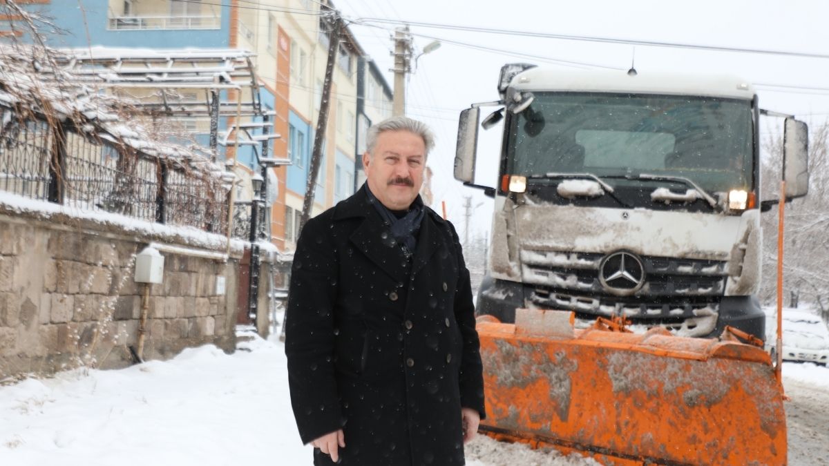 Başkan Palancıoğlu Kar Küreme Çalışmalarına Katıldı (4)