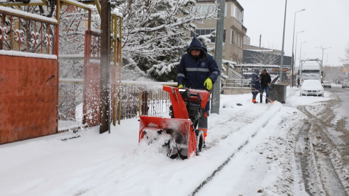Başkan Palancıoğlu Kar Küreme Çalışmalarına Katıldı (5)