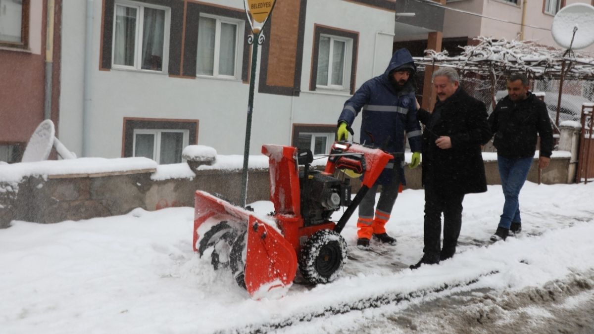 Başkan Palancıoğlu Kar Küreme Çalışmalarına Katıldı (6)