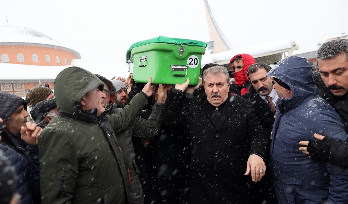 Bbp Sivas İl Başkanı Ahmet Polat Hayatını Kaybetti. Ahmet Polat’ın Cenaze Törenine Bbp Genel Başkanı Mustafa Destici Ve Ak Parti Tbmm Grup Başkanı Abdullah Güler Katıldı. Bbp Sivas Teşkilatını Yas