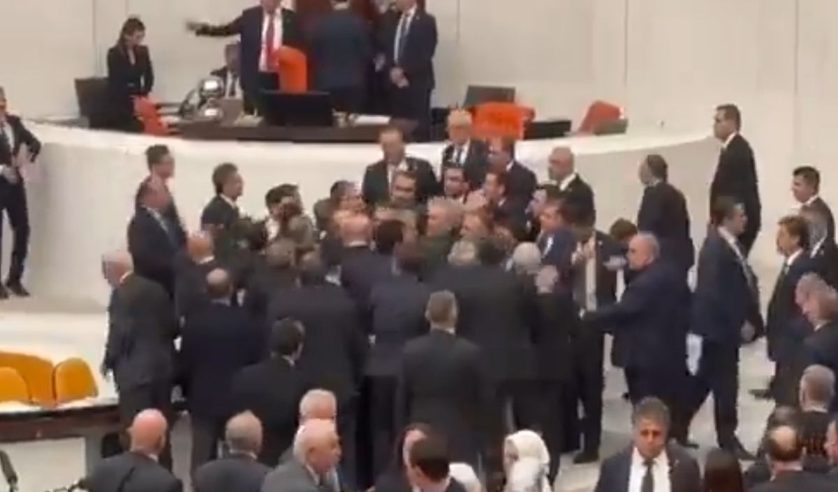 Chp Meclise Tabut Getirdi! Vekiller Karşı Karşıya Geldi (2)