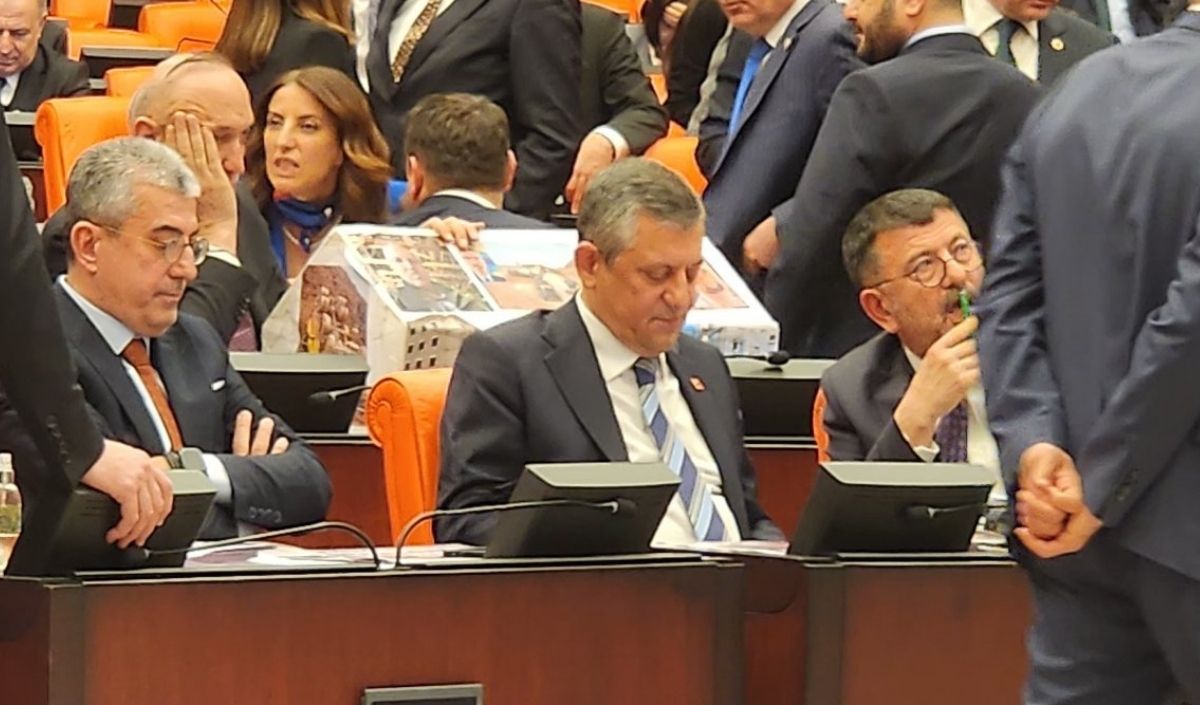 Chp Meclise Tabut Getirdi! Vekiller Karşı Karşıya Geldi (3)