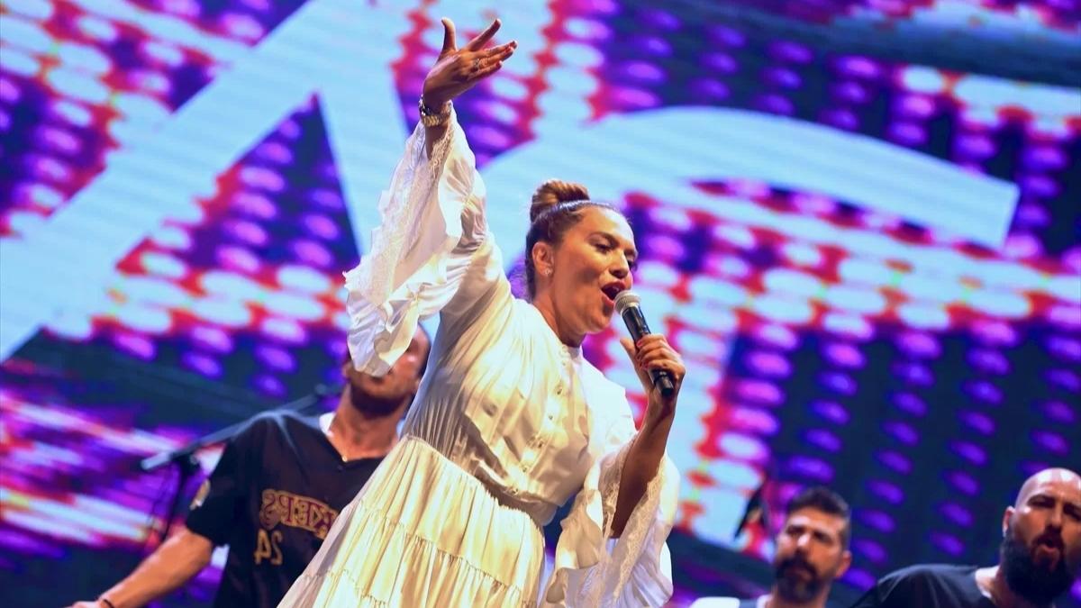 Demet Akalın “Dünden Bugüne” Konseptiyle Kayseri'ye Geliyor Konser Tarihi Açıklandı!4