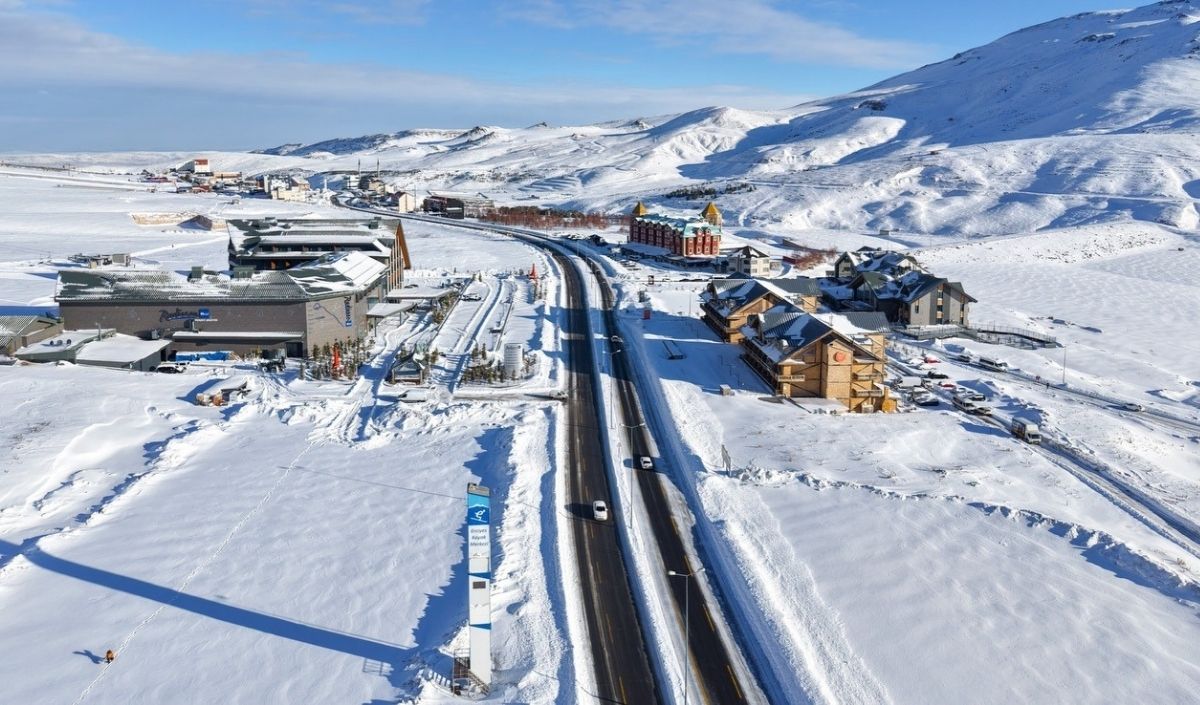 Kayseri’nin vitrini Erciyes Dağı, yoğun kar yağışının ardından adeta gelinliği giydi.