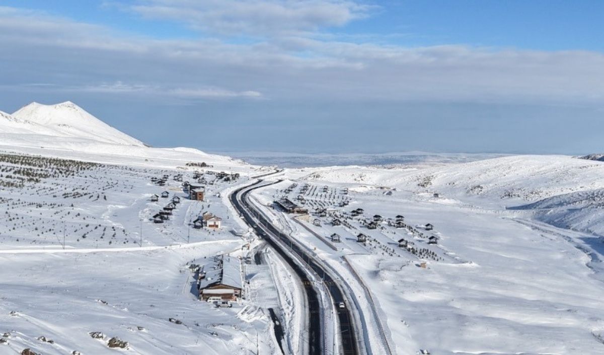 Tüm kış boyunca çeşitli yarışmaların ve etkinliklerin olduğu Erciyes Kayak Merkezi, Hem spor hem de turizm açısından bölge ekonomisine katkı sağlarken kış boyunca kendine hayran bırakmaya devam ediyor.