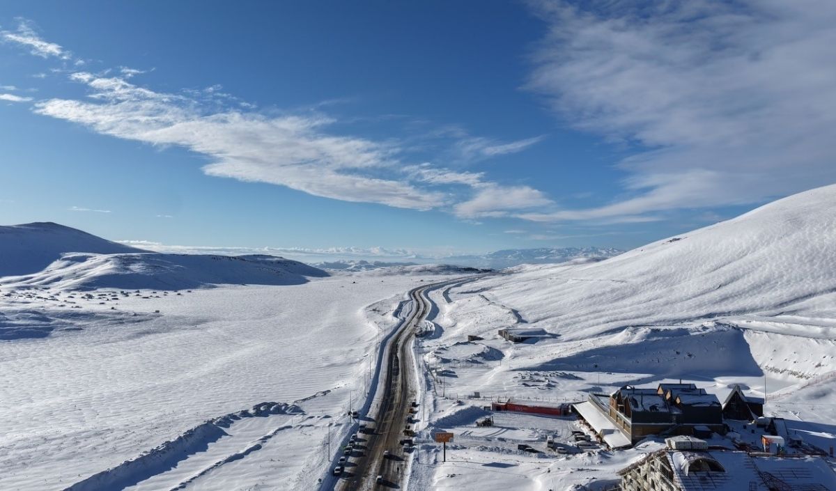 Erciyes Dağı’nın zirveden eteklerine kadar örten beyaz örtüsüyle, telesiyejler, kayak pistleri, doğal güzelliği ve otelleriyle adeta poz vermekte