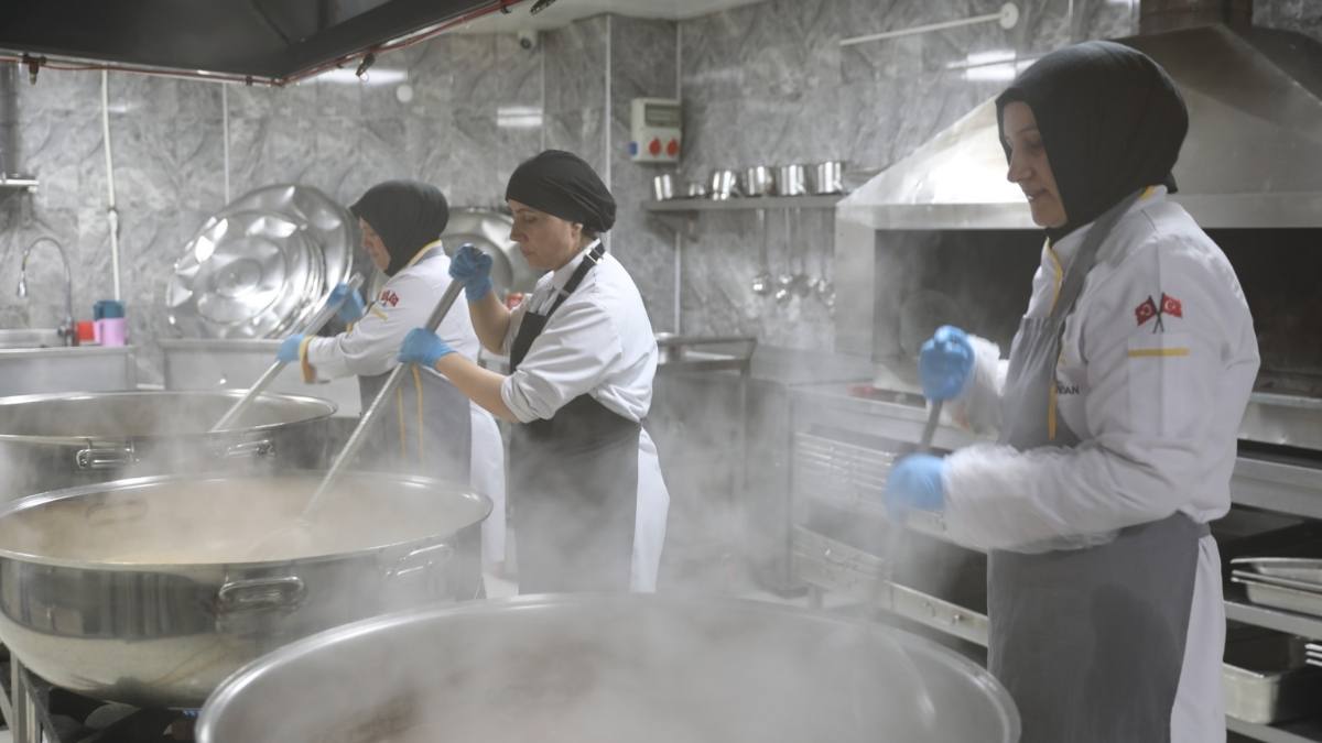 Gönül Kazan Projesiyle 229 Haneye Her Gün 4 Çeşit Sıcak Yemek