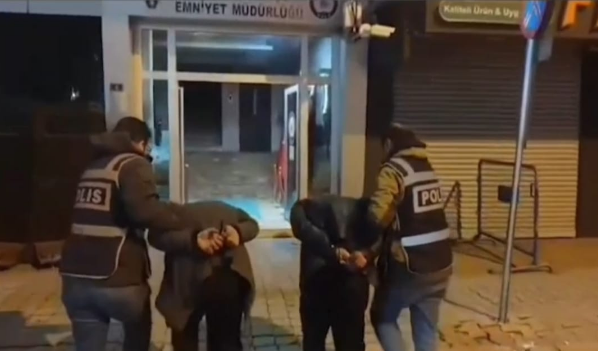 İşyerinden Hırsızlık Yapan 2 Şüpheli Tutuklandı (Rha) Kayseri’de Işyerinden Hırsızlık Yaptıkları Belirlenen 2 Kişi, Polis Ekiplerince Yakalandı. Gözaltına Alınan Şüpheliler, Emniyetteki Işlemler (2)