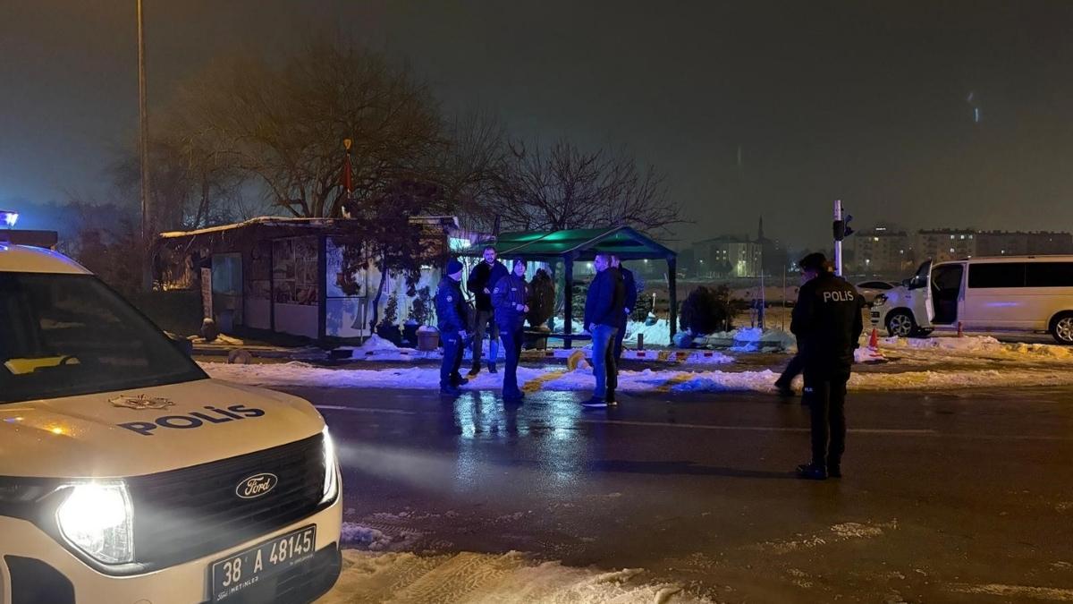 Kan Donduran Olay Babasinin Büfesi̇ne Kurşun Yağdirdi!