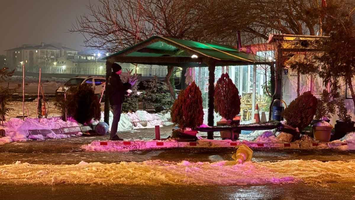 Kan Donduran Olay Babasinin Büfesi̇ne Kurşun Yağdirdi!2