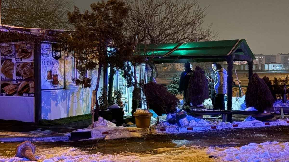 Kan Donduran Olay Babasinin Büfesi̇ne Kurşun Yağdirdi!3