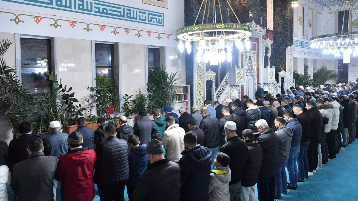 Kayseri Belediye Başkanları Gençlerle Saf Tuttu Elleriyle Çorba Ikram Etti! (3)