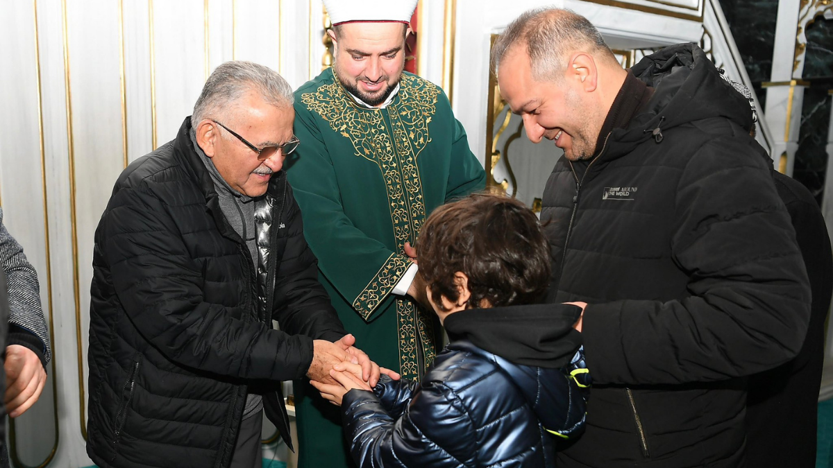 Kayseri Belediye Başkanları Gençlerle Saf Tuttu Elleriyle Çorba Ikram Etti! (4)