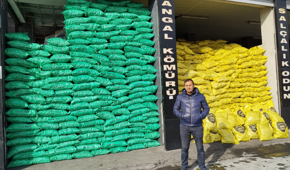 Kayseri̇ Haber Kayseri’de Etkisini Giderek Artırarak Yükselen Dondurucu Soğuklar, Özellikle Sobalı Evlerde Yaşayan Vatandaşları Yeniden Kömür Ve Oduna Yöneltti. Günlerdir Süren Kar Yağışının Ardınd (1)