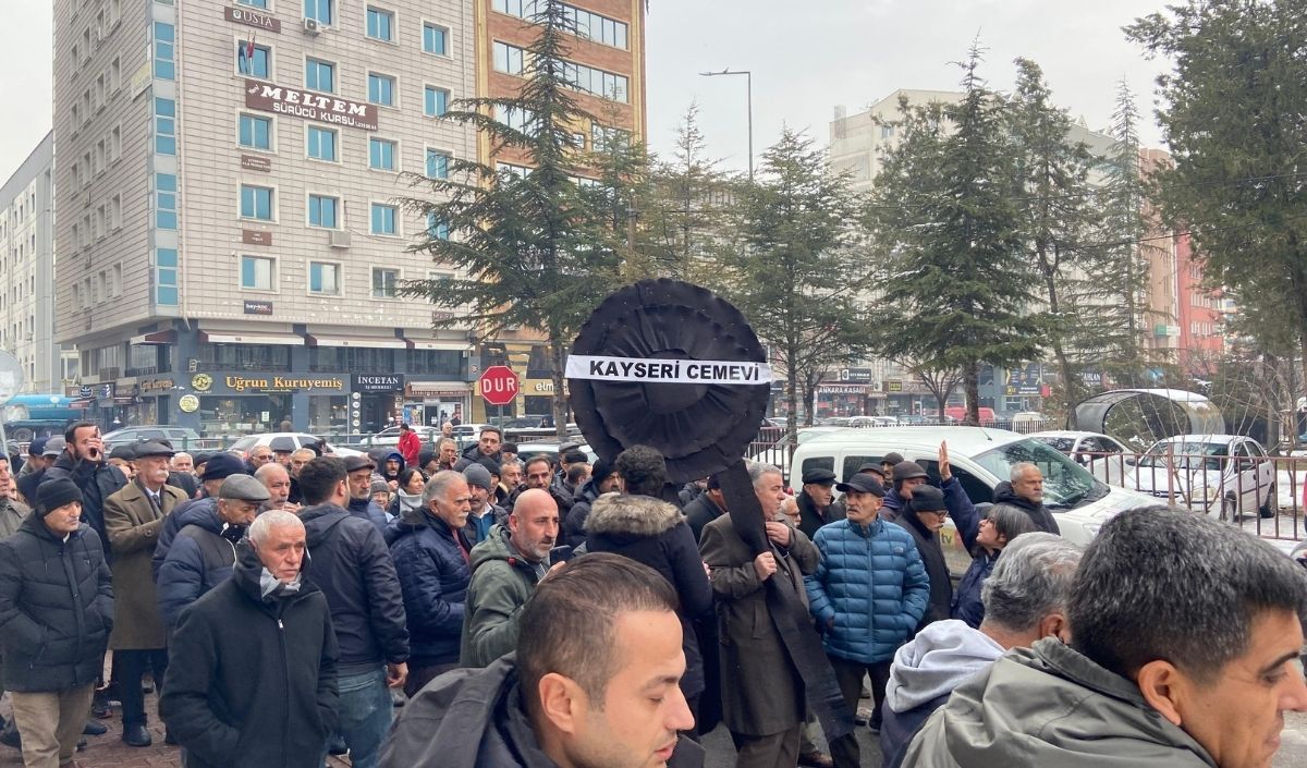 Kayseri’de Alevi Kurumlarından Chp İl Başkanlığı Önüne Siyah Çelenk (1)