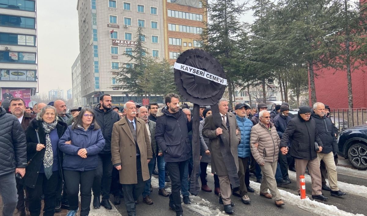 Kayseri’de Alevi Kurumlarından Chp İl Başkanlığı Önüne Siyah Çelenk (2)